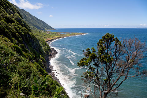 Nordküste mit Blick auf Faja dos Cubres (São Jorge/Azoren)