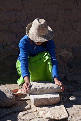 Bäuerin beim Mehlmahlen (Atuncalla, Peru)