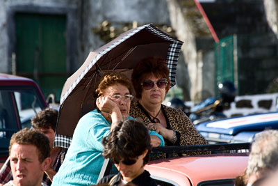 Zuschauerinnen eines Straßen-Stierkampfs (São Jorge, Azoren)